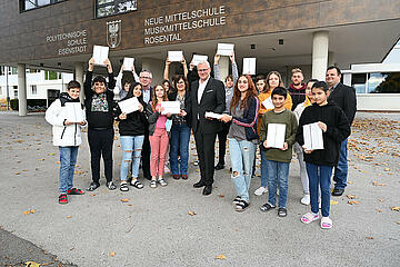 Gruppenbild vor Schulgebäude der Schüler und Lehrer mit iPads