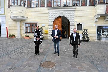 Bürgermeister Thomas Steiner, Magistratsdirektorin Gerda Török und Personalvertreter Gerald Werschlein (r.). 