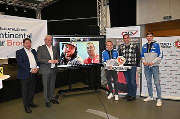 Bürgermeister Thomas Steiner mit Raiffeisen Generaldirektor Rudolf Könighofer (l.), Meeting-Direktor Rolf Meixner, ÖLV-Geschäftsführer Helmut Baudis, Niklas Strohmayer-Dangl (r.) und den beiden Online-Teilnehmern der Pressekonferenz, Olympionike Lukas Weißhaidinger und Gregor Högler. 