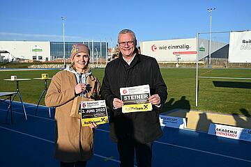 Bürgermeister Thomas Steiner und die Olympiateilnehmerin Victoria Hudson freuen sich auf das Meeting im nächsten Jahr! 