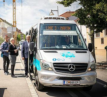 Bürgermeister Thomas Steiner bei der Stadtbushaltestelle am Domplatz. 