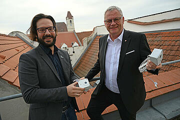 Bürgermeister Thomas Steiner mit Astrophysiker Stefan Wallner (l.) am Dach des Rathauses. Dort wird in Kürze eine der Messanlagen installiert. 