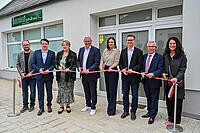 1. Vizebürgermeister Istvan Deli, Nationalratsabgeordneter Christoph Zarits, die ehemalige Stadtbezirksvorsteherin Adelheid Hahnekamp, Bürgermeister Thomas Steiner, Landtagspräsidentin Astrid Eisenkopf, Raiffeisen-Vorstandsdirektor Rudolf Suttner, Stadtbezirksvorsteher Hermann Nährer und 2. Vizebürgermeisterin Charlotte Toth-Kanyak (v.l.). 
