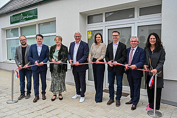 1. Vizebürgermeister Istvan Deli, Nationalratsabgeordneter Christoph Zarits, die ehemalige Stadtbezirksvorsteherin Adelheid Hahnekamp, Bürgermeister Thomas Steiner, Landtagspräsidentin Astrid Eisenkopf, Raiffeisen-Vorstandsdirektor Rudolf Suttner, Stadtbezirksvorsteher Hermann Nährer und 2. Vizebürgermeisterin Charlotte Toth-Kanyak (v.l.). 