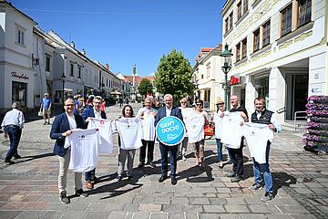 Bürgermeister Thomas Steiner mit den teilnehmenden Gemeinderäten Istvan Deli (1. Vizebürgermeister, ÖVP), Otto Kropf (2. Vizebürgermeister, SPÖ), Beatrix Wagner, Richard Mikats, Heidi Hahnekamp, Waltraud Bachmaier, Anja Haider-Wallner (Grünen Sprecherin), Michael Freismuth und Fußgängerbeauftragter Gery Hicke (v.l.). 