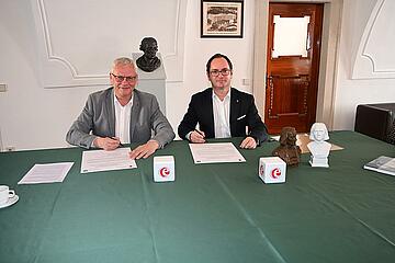 Bürgermeister Thomas Steiner mit seinem Raidinger Amtskollegen Markus Landauer bei der Unterzeichnung der Grundsatzvereinbarung. 