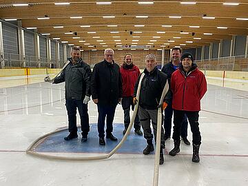 Bürgermeister Thomas Steiner mit dem Team vom Allsportzentrum beim Präparieren der Eisfläche. 