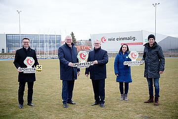 Bürgermeister Thomas Steiner mit vier Unterstützern des Jahresmottos: Rudolf Suttner (l.) von der Raiffeisenlandesbank Burgenland, Sport-Austria-Präsident Hans Niessl, Doris Rupp von den UET Dancers sowie Radprofi Patrick Konrad (r.).