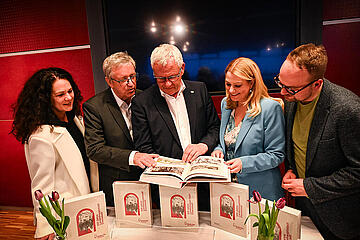 Die 2. Vizebürgermeisterin Charlotte Toth-Kanyak, Herausgeber Walter Feymann, Bürgermeister Thomas Steiner, Landesrätin Daniela Winkler und der 1. Vizebürgermeister Istvan Deli (v.l.) warfen einen interessierten Blick in die neue Publikation. 