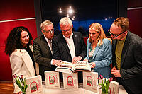 Die 2. Vizebürgermeisterin Charlotte Toth-Kanyak, Herausgeber Walter Feymann, Bürgermeister Thomas Steiner, Landesrätin Daniela Winkler und der 1. Vizebürgermeister Istvan Deli (v.l.) warfen einen interessierten Blick in die neue Publikation. 