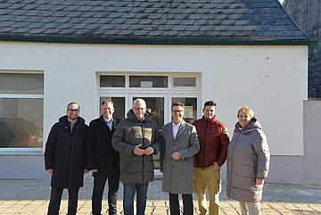 Bürgermeister Thomas Steiner und Vorstandsdirektor Rudolf Suttner gemeinsam mit dem 1. Vizebürgermeister Istvan Deli (l.), der ehemaligen Stadtbezirksvorsteherin Adelheid Hahnekamp, die das Projekt initiiert hat, sowie Baudirektor Werner Fleischhacker (2.v.l.) und Mitarbeiter Roland Eder (2.v.r.) vor dem Gebäude. 
