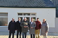Bürgermeister Thomas Steiner und Vorstandsdirektor Rudolf Suttner gemeinsam mit dem 1. Vizebürgermeister Istvan Deli (l.), der ehemaligen Stadtbezirksvorsteherin Adelheid Hahnekamp, die das Projekt initiiert hat, sowie Baudirektor Werner Fleischhacker (2.v.l.) und Mitarbeiter Roland Eder (2.v.r.) vor dem Gebäude. 