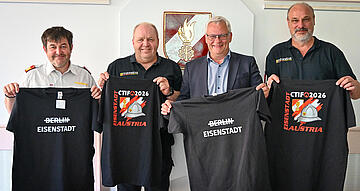 Landesfeuerwehrkommandant-Stellvertreter Harald Josef Nakovich, der Eisenstädter Bezirksfeuerwehrkommandant Reinhold Hübner, Bürgermeister Thomas Steiner und Landesfeuerwehrkommandant Franz Kropf (v.l.) bei der Übergabe der Shirts im Rahmen eines Organisationstreffens des Kernteams. 