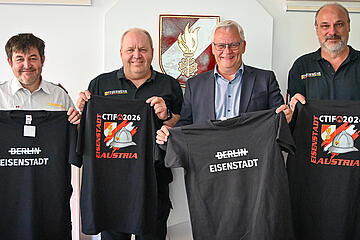 Landesfeuerwehrkommandant-Stellvertreter Harald Josef Nakovich, der Eisenstädter Bezirksfeuerwehrkommandant Reinhold Hübner, Bürgermeister Thomas Steiner und Landesfeuerwehrkommandant Franz Kropf (v.l.) bei der Übergabe der Shirts im Rahmen eines Organisationstreffens des Kernteams. 