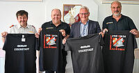 Landesfeuerwehrkommandant-Stellvertreter Harald Josef Nakovich, der Eisenstädter Bezirksfeuerwehrkommandant Reinhold Hübner, Bürgermeister Thomas Steiner und Landesfeuerwehrkommandant Franz Kropf (v.l.) bei der Übergabe der Shirts im Rahmen eines Organisationstreffens des Kernteams. 
