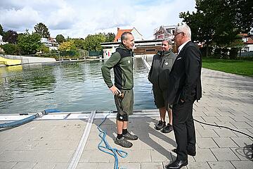 Bürgermeister Thomas Steiner beim gemeinsamen Lokalaugenschein im Freibad mit den Gärtnern Thomas Tinhof und Sabine Schwarz. 