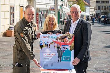 Bürgermeister Thomas Steiner (r.) mit Militärkommandant Gernot Gasser und EisenSTADTlauf-Organisatorin Uschi Bredlinger. 