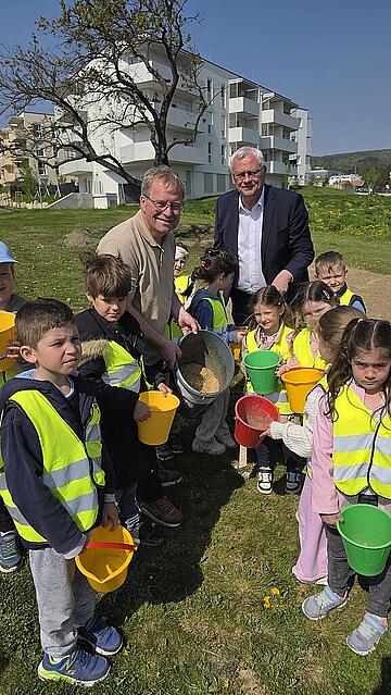 Bürgermeister Thomas Steiner mit Gärtnerchef Stefan Ferschich und den Kindern vom Kindergarten Krautgarten