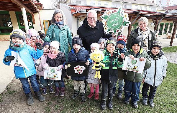 Bürgermeister Thomas Steiner mit Kindern und einer Plüschbiene 