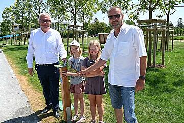 Bürgermeister Thomas Steiner und Umweltgemeinderat Gerald Hicke beim neuen Trinkbrunnen am Kinderspielplatz im Andrea-Fraunschiel-Park. 