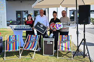 Bürgermeister Thomas Steiner mit dem 1. Vizebürgermeister Istvan Deli (r.), der 2. Vizebürgermeisterin Charlotte Toth-Kanyak, Grünen-Klubobfrau Samara Sánchez Pöll (l.) und einem kleinen Teil des Equipments, das den Vereinen ab sofort zur Verfügung steht. 