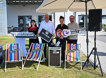 Bürgermeister Thomas Steiner mit dem 1. Vizebürgermeister Istvan Deli (r.), der 2. Vizebürgermeisterin Charlotte Toth-Kanyak, Grünen-Klubobfrau Samara Sánchez Pöll (l.) und einem kleinen Teil des Equipments, das den Vereinen ab sofort zur Verfügung steht. 