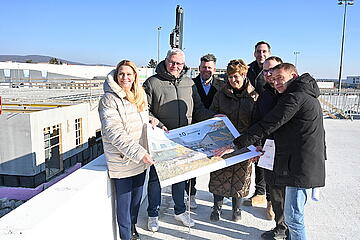 Bürgermeister Thomas Steiner, Landesrätin Daniela Winkler sowie der 1. Vizebürgermeister Istvan Deli, die Eisenstädter Stadtbezirksvorsteherin Waldtraud Bachmaier mit den Projektverantwortlichen Thomas Rosner, Christian Weiß (beide Projektentwicklung Burgenland) und Werner Fleischhacker (Baudirektor Eisenstadt). 