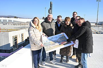 Bürgermeister Thomas Steiner, Landesrätin Daniela Winkler sowie der 1. Vizebürgermeister Istvan Deli, die Eisenstädter Stadtbezirksvorsteherin Waldtraud Bachmaier mit den Projektverantwortlichen Thomas Rosner, Christian Weiß (beide Projektentwicklung Burgenland) und Werner Fleischhacker (Baudirektor Eisenstadt). 