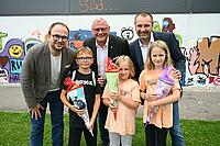 Bürgermeister Thomas Steiner, Vizebürgermeister Istvan Deli (l.) und Gerald Hicke (r.), Obmann des Ausschusses für Jugend, Schule und Sport freuen sich mit den Kids über den  Schulstartbonus. 
