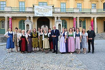 Bürgermeister Thomas Steiner mit den Weinköniginnen. 