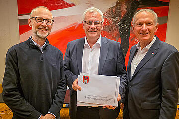 Bürgermeister Thomas Steiner mit Finanzstadtrat Michael Freismuth (r.) und Grünen Gemeinderat Siegfried Mörz: ÖVP und Grüne haben dem Rechnungsabschluss 2025 zugestimmt. 
