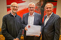 Bürgermeister Thomas Steiner mit Finanzstadtrat Michael Freismuth (r.) und Grünen Gemeinderat Siegfried Mörz: ÖVP und Grüne haben dem Rechnungsabschluss 2025 zugestimmt. 