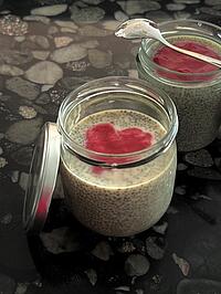 Ein Glas Chia Pudding mit pinken Topping