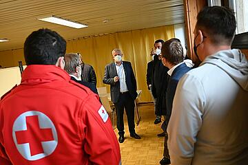 Besprechung mit dem Einsatzstab im neuen Impfzentrum. 