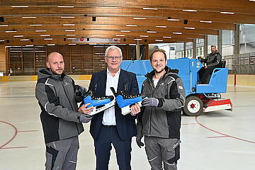 Bürgermeister Thomas Steiner mit den Mitarbeitern der Freizeitbetriebe, die derzeit die Eisfläche, präparieren entnehmen Sie bitte dem Anhang. 