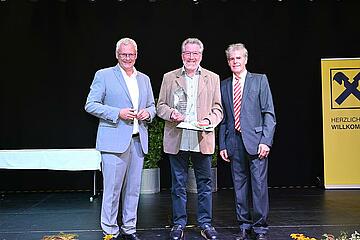 Bürgermeister Thomas Steiner mit dem Vorsitzenden des Sportbeirates Josef Mayer (r.) sowie dem - mit dem „Eisenstädter Sportkristall“ ausgezeichneten - Hermann Höld (Mitte).