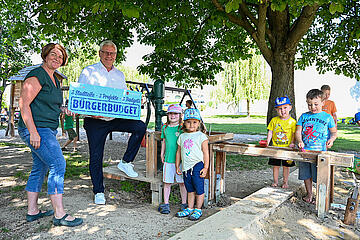 Bürgermeister Thomas Steiner mit Kindern beim neuen Wasserspielplatz. 