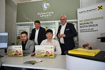 Bürgermeister Thomas Steiner und der Generaldirektor der Raiffeisen Landesbank Burgenland Rudolf Könighofer besuchten vorab den neuen Infopoint, in dem zwei Mitarbeiter die Beratungen durchführen. 