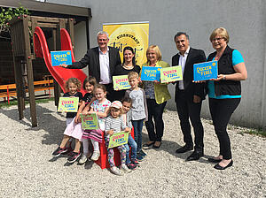 Bürgermeister Steiner mit Dr. Ilbeygui und Kindern