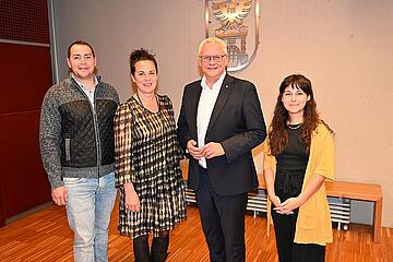 Alle Parteien stimmten bei den Bildungscampus-Beschlüssen mit. Bürgermeister Thomas Steiner mit der 2. Vizebürgermeisterin Charlotte Toth-Kanyak (SPÖ, 2.v.l.), Grünen Klubobfrau Samara Sánchez Pöll (r.) und Bernhard Skaumal (FPÖ, l.)
