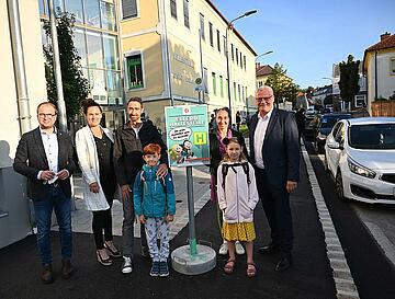 Bürgermeister Thomas Steiner (r.) mit 1. Vizebürgermeister Istvan Deli (l.) und Volksschuldirektorin Charlotte Toth-Kanyak (2.v.l.) sowie dem Obmann des Elternvereins Achim Brandstätter und dessen Stellvertreterin Claudia Krojer (2.v.r). 