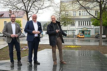 Bürgermeister Thomas Steiner mit Peter Adam vom Bundesdenkmalamt (r.) und dem 1. Vizebürgermeister Istvan Deli (l.) vor dem Haydn-Kino. 
