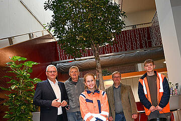 Bürgermeister Thomas Steiner (l.) gemeinsam mit dem alten und neuen Geschäftsbereichsleiter der Stadtgärten, Josef Kornfeld (2.v.l.) bzw. Stefan Ferschich, sowie zwei Gärtnerlehrlingen.