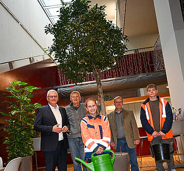 Bürgermeister Thomas Steiner (l.) gemeinsam mit dem alten und neuen Geschäftsbereichsleiter der Stadtgärten, Josef Kornfeld (2.v.l.) bzw. Stefan Ferschich, sowie zwei Gärtnerlehrlingen.