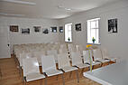 Veranstaltungsraum im Pongratzhaus mit weißer Bestuhlung und Tisch für standesamtliche Trauung