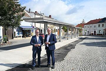 Bürgermeister Thomas Steiner (r.) und der 1. Vizebürgermeister Istvan Deli bei der neuen Überdachung der Stadtbus-Haltestelle. Das Dach wird in Kürze in Grün erstrahlen. 