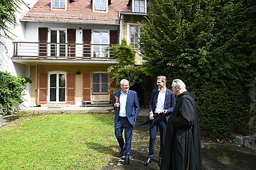 Bürgermeister Thomas Steiner mit Eigentümervertreter Pater Prior Daniel Katzenschläger (r.) sowie Robert Maurer, dem Gesamtleiter des Krankenhaus der Barmherzigen Brüder in Eisenstadt, im Garten der "Stadtvilla Eisenstadt".