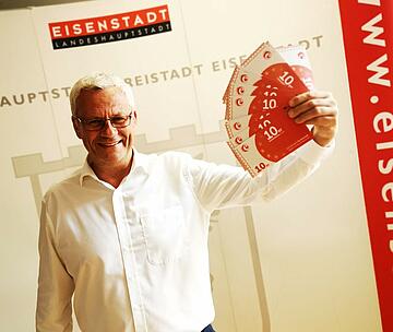 Bürgermeister Thomas Steiner mit den Mustern der 10-Euro-Gutscheine