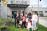 Bürgermeister Thomas Steiner gemeinsam mit Bundesministerin Claudia Plakolm, Nationalrat Christoph Zarits (l.) und dem 1. Vizebürgermeister Istvan Deli sowie Kindern vom Ferienspiel im E_Cube. 
