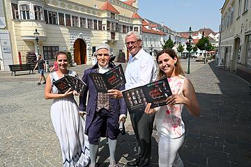 Bürgermeister Thomas Steiner mit Mitarbeiterinnen des Magistrats und der neuen Broschüre. 